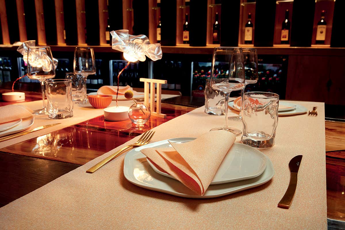 Come cambia la mise en place nel 2025: colori e texture protagonisti a tavola Come cambia la mise en place nel 2025: colori e texture protagonisti a tavola